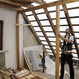 Auch diese Konstruktion stützt den Dachstuhl für die Dauer des Einbaus der neuen Dachgauben.