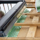 Einbau der Dachfenster mit Verklebung des Wärmeeindeckrahmens auf den Holzfaserdämmplatten.