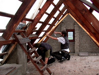 Die Baumaßnahmen greifen stark in das Tragwerk des alten Dachstuhls ein, so dass als Erstes Aussteifungshölzer zur Erhaltung der Stabilität montiert werden.