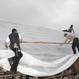 Das unbeständige Wetter erfordert eine provisorische Abdeckung des Daches, damit die Arbeiten ungestört weitergehen können.