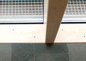 Die Durchgängigkeit zwischen innen und außen. Die grauen Schieferplatten des Wohnraums und das Granitpflaster der Terrasse bilden eine Ebene – nur getrennt vom Glas der Fenster.
