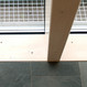 Die Durchgängigkeit zwischen innen und außen. Die grauen Schieferplatten des Wohnraums und das Granitpflaster der Terrasse bilden eine Ebene – nur getrennt vom Glas der Fenster.