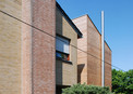 Die Holzfassade des neuen Gebäudes harmoniert mit den Materialien des Altbaus.