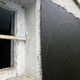Nun folgt die Abdichtung der Außenwände des Kellergeschosses mit einer gewebeverstärkten Bitumenbeschichtung.