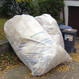 Anschließend wird die alte Mineralwolle herausgenommen und in große Plastksäcke für eine fachgerechte Entsorgung verpackt.