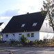 Dieses Einfamilienhaus in Kiel wurde 1964 vollständig in Holzbauweise errichtet. Die Eigentümer haben das Fertighaus vor einigen Jahren erworben und sanieren es nun Schritt für Schritt. Mit dem Einzug ging zunächst die Innenrenovierung voraus, der jet